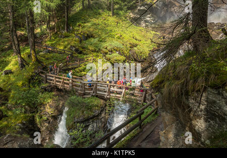 Die Wasserfälle von Saent sind eine der Perlen des Rabbiner-Tals im Trentino-Südtirol, Provinz Trient, Norditalien Stockfoto