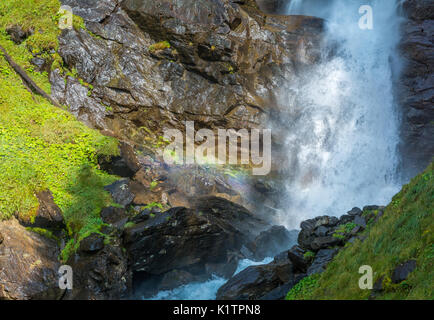 Die Wasserfälle von Saent sind eine der Perlen des Rabbiner-Tals im Trentino-Südtirol, Provinz Trient, Norditalien Stockfoto