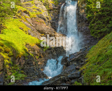 Die Wasserfälle von Saent sind eine der Perlen des Rabbiner-Tals im Trentino-Südtirol, Provinz Trient, Norditalien Stockfoto