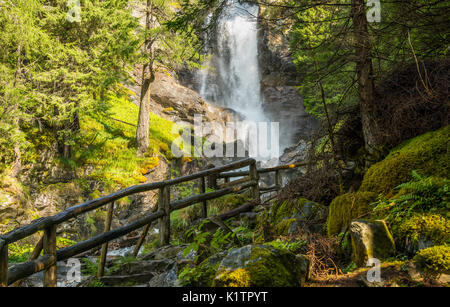 Die Wasserfälle von Saent sind eine der Perlen des Rabbiner-Tals im Trentino-Südtirol, Provinz Trient, Norditalien Stockfoto