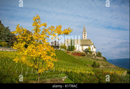 Herbst Blick auf die Kirche von der idyllische Ort Kurtatsch. Kurtatsch erstreckt sich auf der Sonnenseite der Weinstraße. Südtirol, Italien. Stockfoto