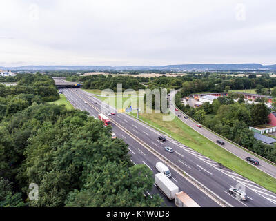 Luftaufnahme von einer Autobahn Kreuzung mit einer Klee-blatt Interchange in Deutschland Koblenz Stockfoto
