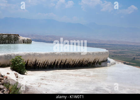 Bild des Pamukkale Baumwolle terrasse Pools in der Türkei. Stockfoto