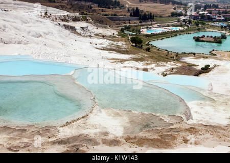 Bild des Pamukkale Baumwolle terrasse Pools in der Türkei. Stockfoto