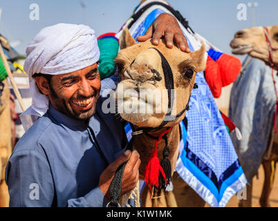 Dubai, Vereinigte Arabische Emirate - 25. März 2016: Camel Handler mit seinem Tier in Dubai Camel Racing Club Stockfoto