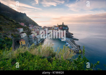 Sonnenaufgang in Vernazza, Cinque terre Naturpark, der Provinz von La Spezia, Ligurien, Italien. Stockfoto