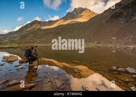 Fotograf in Aktion am Gaviapass, Provinz von Brescia, Italien. Stockfoto