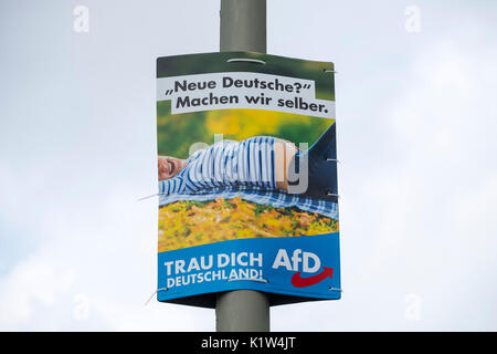 Wahlplakat (mit Nachricht - "Neues Deutschland? Hier können Sie es selbst) für AfD, Alternative Fell Deutschland, Rechtsgerichtete politische Partei in Berlin Germ Stockfoto