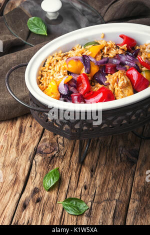 Kreolische Gericht auf der Grundlage von Reis. Jambalaya mit Hühnchen und Würstchen mit Gewürzen Stockfoto