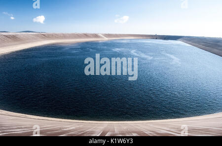 Erhöhte Reservoir von Dlouhe Strane Wasserkraftwerk auf Dlouhe Strane Hügel in Gesenke oben Kouty nad Desnou in der Tschechischen Republik während Mor Stockfoto