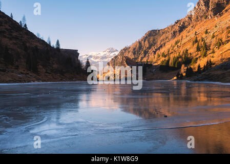 Sonnenaufgang in Gleno-Talsperre, Scalve Tal, Lombardei District, Provinz Bergamo, Italien, Europa. Stockfoto