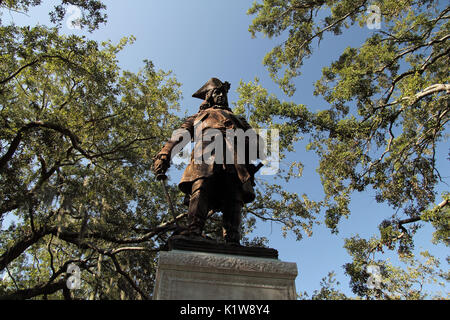 SAVANNAH, GA - Juli 22: Die imposante James Oglethorpe Monument waltet über Chippewa Square Juli 22, 2017 in Savannah, Georgia Stockfoto