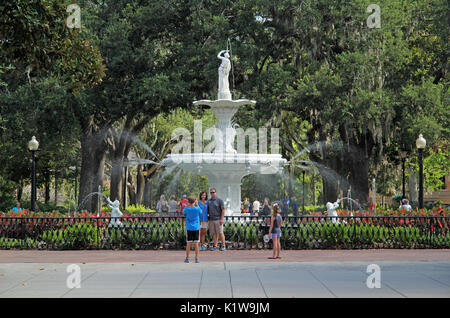 Eine beliebte Attraktion am nördlichen Ende des Forsyth Park in Savannah, Georgia, ist der reich verzierten Brunnen, die 1858 erbaut wurde, kurz vor dem Bürgerkrieg Stockfoto