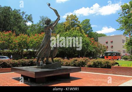 SAVANNAH, GA - Juli 22: ein Tribut an Florenz Martus, der Winkenden Mädchen Statue steht Wache über den Savannah River Juli 22, 2017 in Savannah, GA Stockfoto