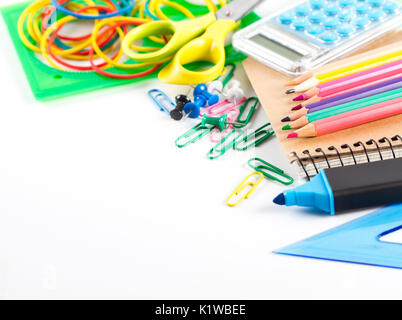 Sortiment von Schulmaterial auf weißem Hintergrund Stockfoto