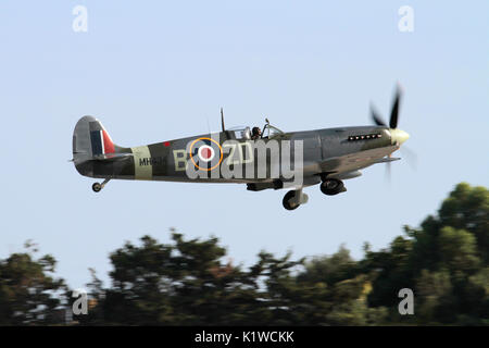 Supermarine Spitfire Mk IX vintage Kriegszeiten Jagdflugzeug, die für eine Anzeige. Seitenansicht mit niedrigen Verschlusszeit für panning Effekt und prop verwischen. Stockfoto