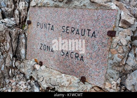 Am Anfang des monumentalen Zone von Punta Serauta Platte in Erinnerung an die Soldaten, die hier gekämpft. Marmolada, Dolomiten Stockfoto