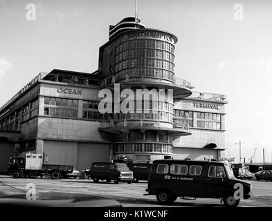Southampton Docks Art Deco Ocean Terminal, Southampton, das 1950 eröffnet und 1983 abgerissen - Fotografie als Arbeiter kamen der Abriss April 1983 zu starten Stockfoto