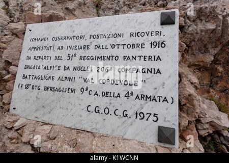 Am Anfang des monumentalen Zone von Punta Serauta Platte in Erinnerung an die Soldaten, die hier gekämpft. Marmolada, Dolomiten Stockfoto