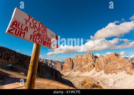 Mit der Wegbeschreibung zum Tunnel des Krieges Lagazuoi, Dolomiten zu erhalten. Heute ist es eines seiner Art, der längste unter den erhalten. Die italienische Gall Stockfoto