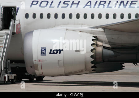 LOT Polish Airlines Boeing 787 Dreamliner Jet Engine Maschinenhaus mit seiner charakteristischen gezacktem Rand. Der Motor ist ein Rolls-Royce Trent 1000 turbofan. Stockfoto