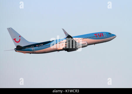 Kommerzielle Luftfahrt. TUI Airlines UK (vormals Thomson Airways) Boeing 737-800 Jet Airliner fliegen in den Himmel bei der Abreise bei Sonnenuntergang Stockfoto