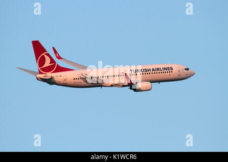 Boeing 737-800-Passagierflugzeug von Turkish Airlines im Flug bei Abflug bei Sonnenuntergang. Flugreisen und kommerzielle Flüge. Stockfoto