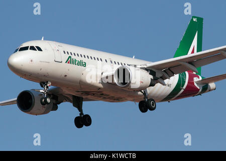 Nahaufnahme eines Alitalia Airbus A319 Passenger Jet Flugzeug auf Ansatz im neuen Gewand der Fluggesellschaft Stockfoto