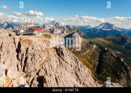 Rifugio Lagazuoi ist einer der am meisten erhöhten Almen in den Dolomiten. Die geräumigen Deck ist so berühmt für die atemberaubende Aussicht auf die Bergwelt der Dolomiten Stockfoto