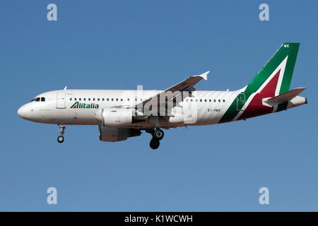 Seitenansicht einer Alitalia Airbus A319 Airliner der neuen Fluggesellschaft Lackierung Stockfoto