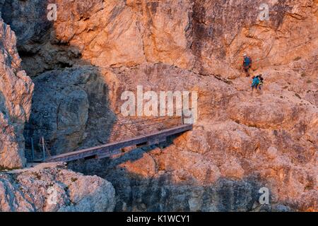 Europa, Italien, Venetien, Belluno. Zwei Wanderer in der Nähe der Hängebrücke mit Stahlseilen entlang der Kaiserjaeger Trail, Lagazuoi, Dolomiten Stockfoto