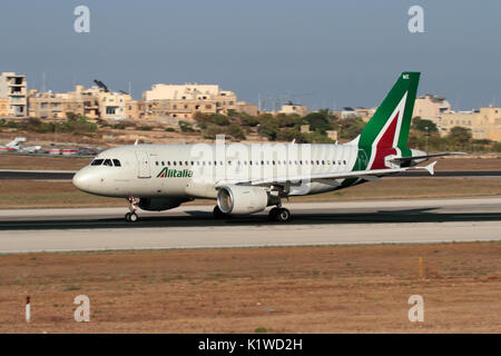 Alitalia Airbus A319 Passenger Jet in die neue Fluggesellschaft Livree auf der Landebahn, während bei einem Flug von Malta Stockfoto