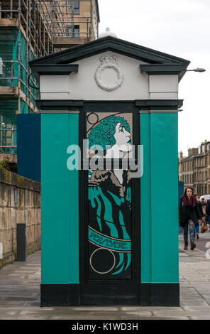 Malte Polizei rufen Box mit Leith Motto beharrlich am Leith Walk, Edinburgh, Schottland, VEREINIGTEN KÖNIGREICH an regnerischen Tag mit Fußgängern Stockfoto