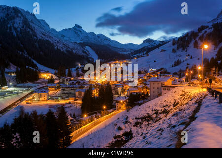 Europa, Italien, Venetien, Belluno. Winter Nacht Landschaft von Arabba, Gemeinde Livinallongo del Col di Lana, Dolomiten Stockfoto