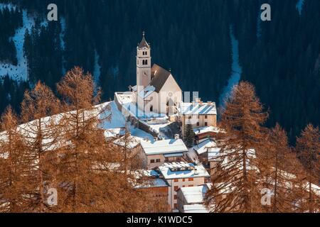 Die Pfarrkirche von Colle Santa Lucia im Herbst Lärchen, Agordino, Dolomiten umrahmt Stockfoto