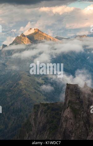 Pale di San Lucano, die grünen Bergrücken von Vanediei wie vom Campo Boaro in einem Sommer Tag der Wolken und Sonne, Agordino gesehen, Dolomiten Stockfoto