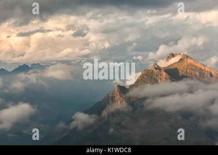 Pale di San Lucano, die grünen Bergrücken von Vanediei wie vom Campo Boaro in einem Sommer Tag der Wolken und Sonne, Agordino gesehen, Dolomiten Stockfoto