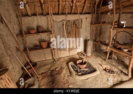 Archeo Park von Livelet, die Rekonstruktion des Inneren eines Stelzenhaus zurück zu Periode aus der späten Jungsteinzeit zur frühen Bronzezeit, w Stockfoto