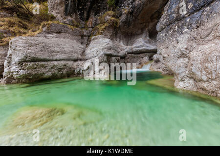 Erosion in die tiefe Schlucht durch das Wasser am Anfang des Val Pegolera, Monti del Sole, Dolomiti Bellunesi, Belluno, Venetien geschnitzt Stockfoto