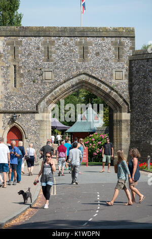 Menschen vor dem Haupttor und Eintritt in Arundel Castle in Arundel, West Sussex, England. Stockfoto