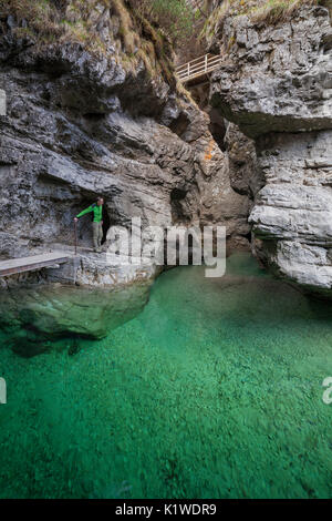 Die tiefe Schlucht durch das Wasser kommt aus Val geschnitzt Soffia, in seinem letzten Teil am Zusammenfluss mit dem See Mis. Die Farbe des Wassers ist ein wunderschön Stockfoto