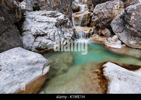 Kleine Wasserfälle von türkisfarbenem Wasser im Val Salet, Monti del Sole, Nationalpark Belluneser Dolomiten, Italien Stockfoto