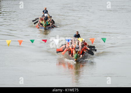 Konkurrenten die Teilnahme an einem Drachenbootrennen auf dem Fluss Arun in Arundel, West Sussex, England, während die Arundel Festival. Stockfoto