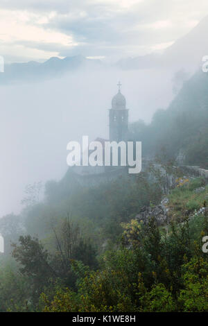 Befestigungen von Kotor, Teil der natürlichen und Culturo-Historical Region von Kotor, Montenegro, in einer nebligen Morgen Stockfoto