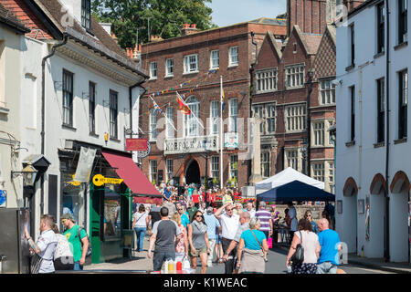 Eine Menschenmenge auf der High Street in Arundel, West Sussex, England, während die Arundel Festival 2017. Stockfoto