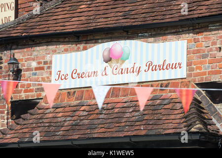 Ein Eis und Süßigkeiten salon Zeichen auf der Frontseite einer Eisdiele in Arundel, West Sussex, England. Stockfoto
