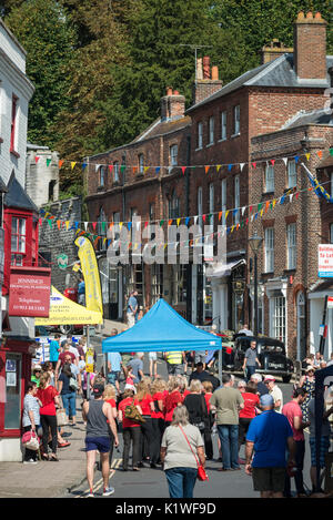 Eine Menschenmenge auf der High Street in Arundel, West Sussex, England, während die Arundel Festival 2017. Stockfoto