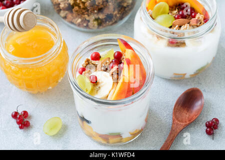 Gesundes Frühstück essen Tabelle: Müsli, Obst, Joghurt und Honig. Hohe Betrachtungswinkel Stockfoto
