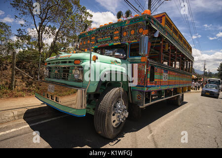 August 6, 2017 Medellin, Kolumbien: Bunte alte Busse genannt "Chiva" als Partei Busse während der Flower Festival verwendet Stockfoto