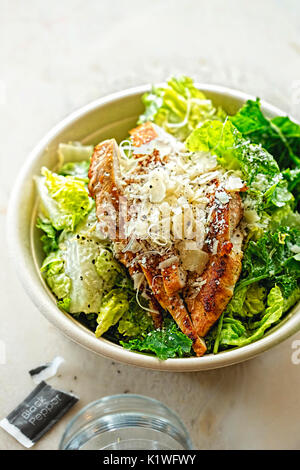 Chicken Ceasar Salat mit gegrilltem Huhn, Parmesan und Dressing Stockfoto